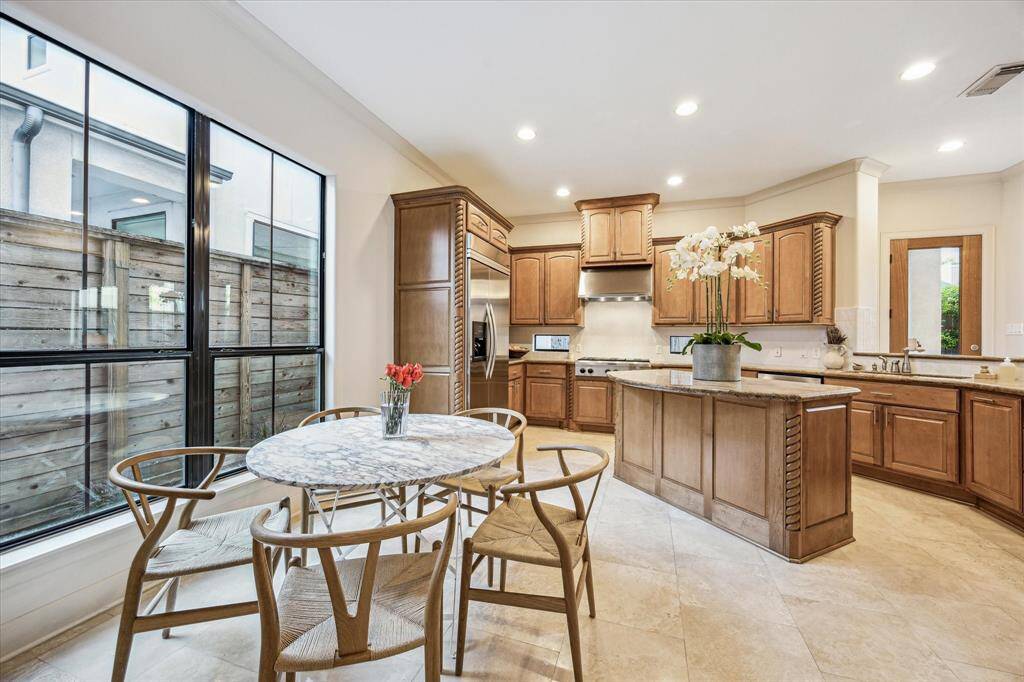 Light and bright Breakfast area