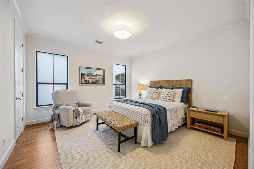 Secondary bedroom 1 with private en-suite bath