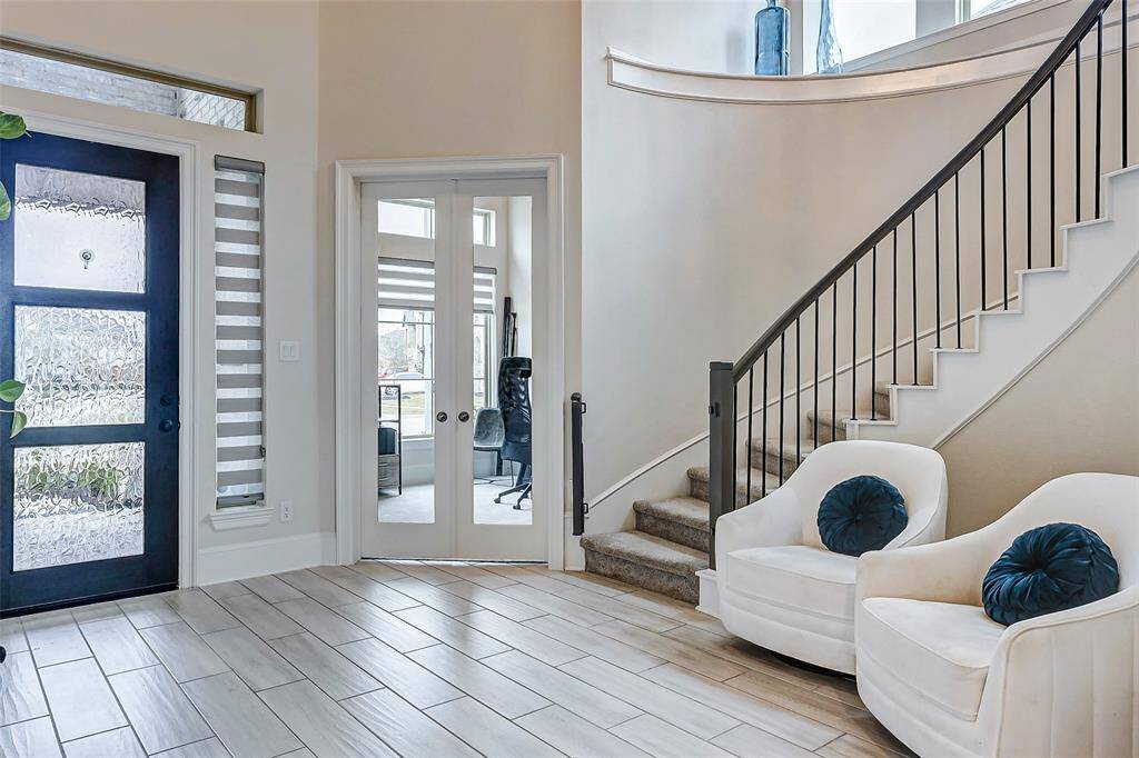 Spacious foyer with sitting nook