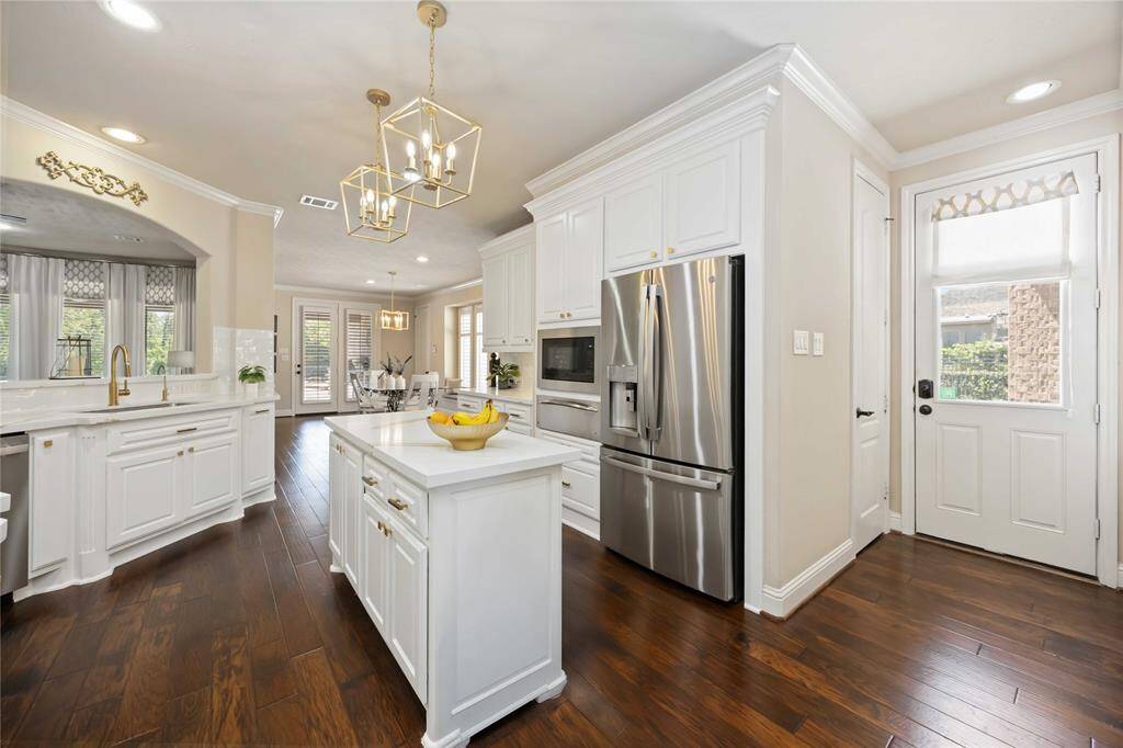 What a great kitchen!!!! With plenty of cabinet space and storage, it should be easy to keep everything organized and within reach.