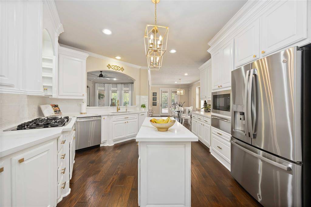 This functional quartz island is designed for both style and practicality, making it the perfect centerpiece for any kitchen.