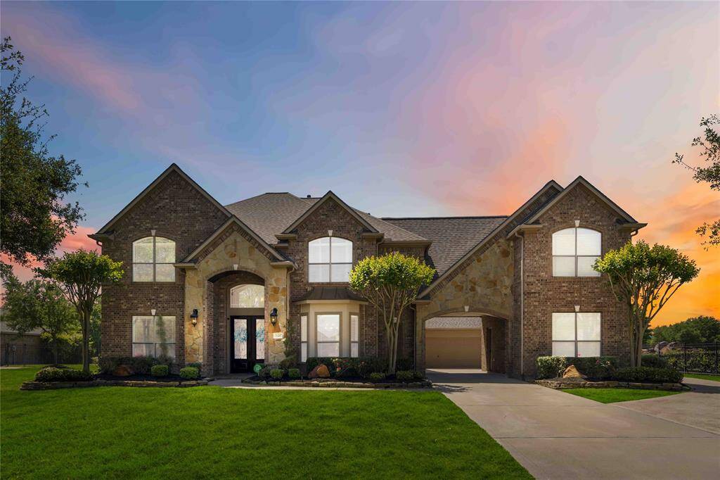 The home comes alive at night, showcasing a stunning landscape.