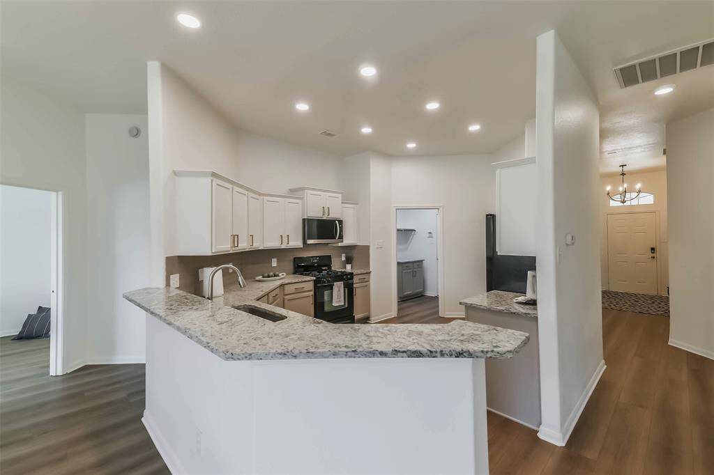 The bar is a great size for serving food or feeding the kids. It is perfectly sized for effortlessly serving meals or providing snacks for the kids.