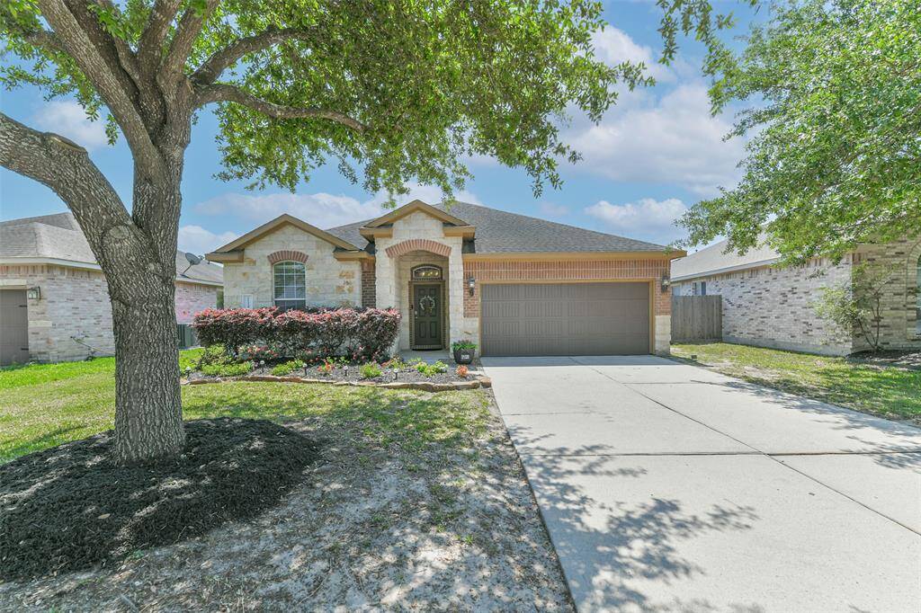 Expansive driveway perfect for accommodating guests.