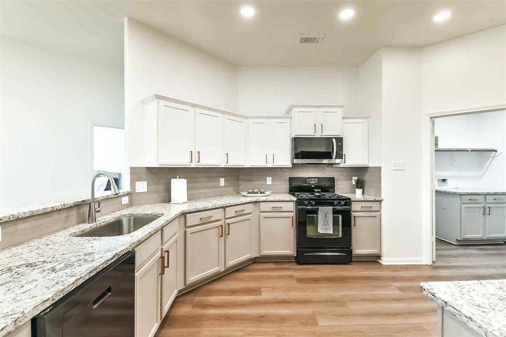 This stunning, oversized kitchen is perfect for all your cooking and baking needs and is ready to elevate your culinary creations!