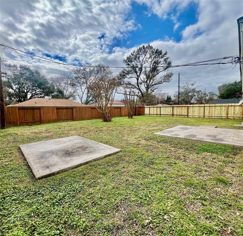 7,020 SqFt lot, No HOA, selling AS-IS, LOT VALUE