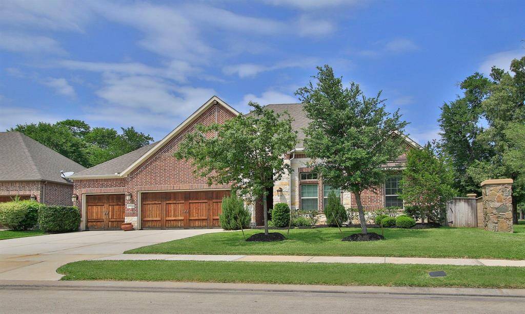 With easy access to Hwy 99, minutes from The Woodlands and many shopping and dining areas, this home is perfectly situated on a cul-de-sac lot corner lot with no rear neighbors.