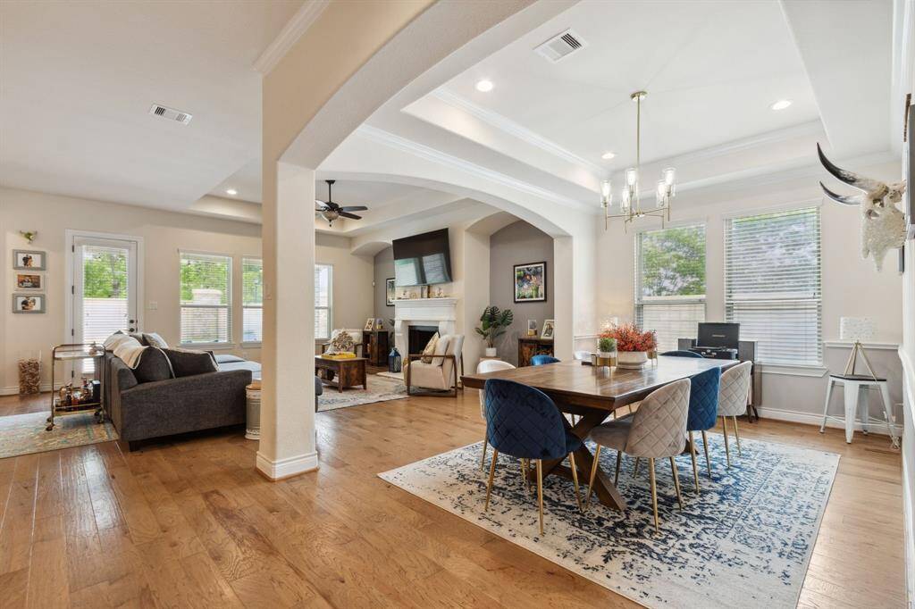 The open living area has large double-pane windows bringing in lots of natural lights.   Notice the trey ceilings to add a touch of sophistication.