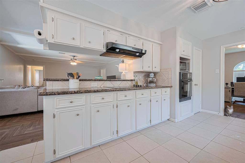 Electric cook top. Granite counter tops.