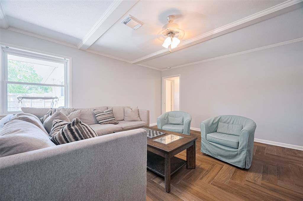Lots of natural light in this room.