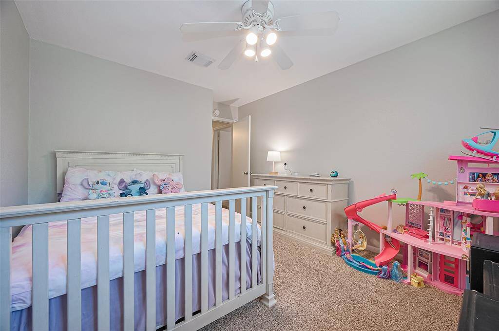 2nd bedroom. Carpet.
