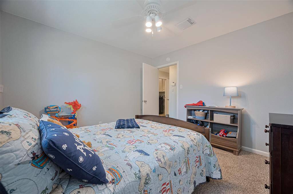 3rd bedroom, carpet.