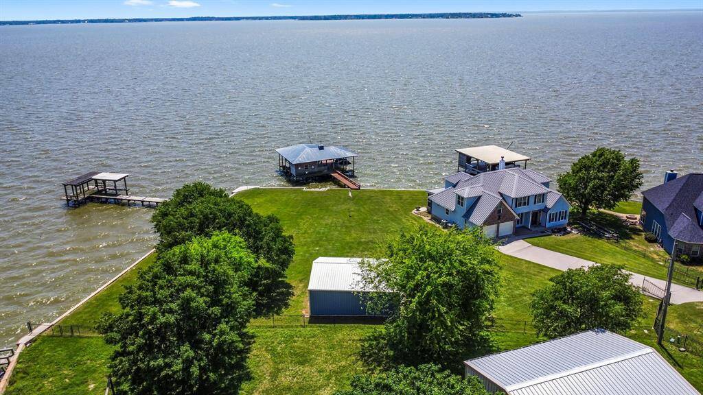 Great neighbors live on this lakeview point.