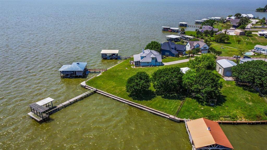 Great shoreline with pristinely kept  neighboring  homes