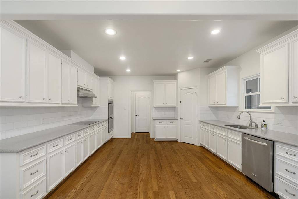 Grand kitchen! Great for entertaining!
