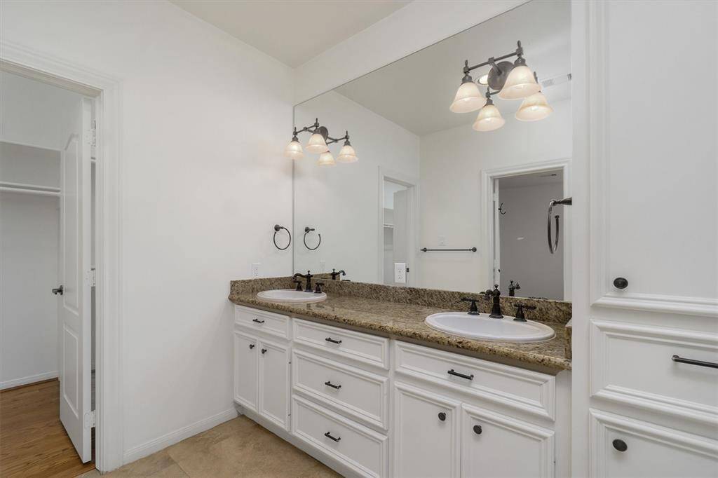 Primary en suite with double sinks and plenty of storage