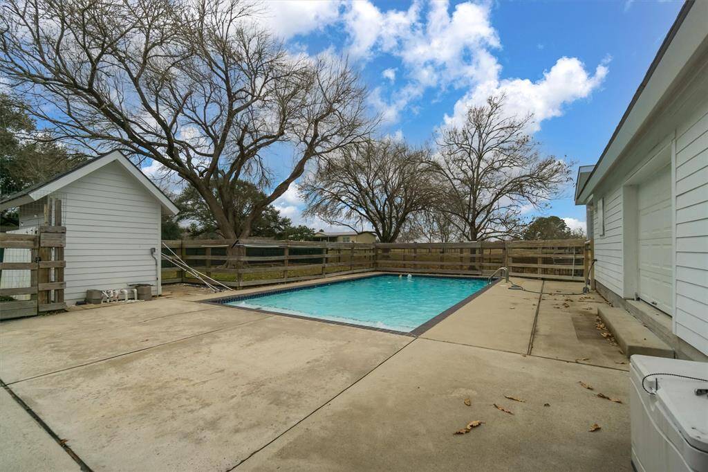 Beautiful pool!