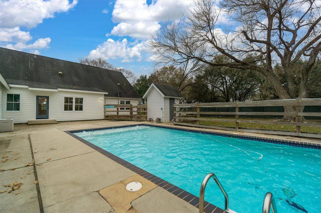 Refreshing pool to enjoy your Texas summers!