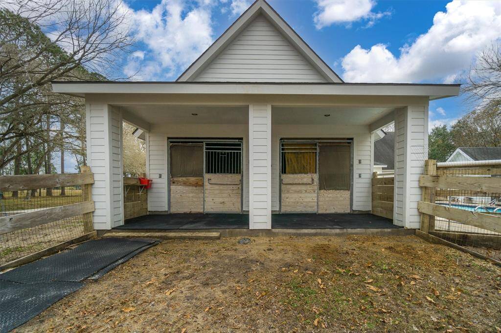 Beautiful 2 stall horse stable