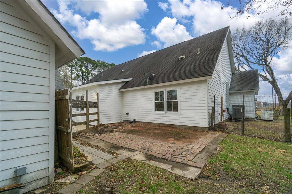 Back cobblestone paved patio