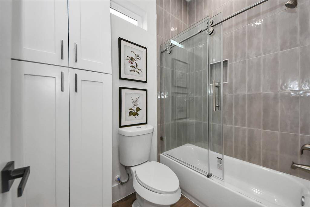 Bathroom Bathtub