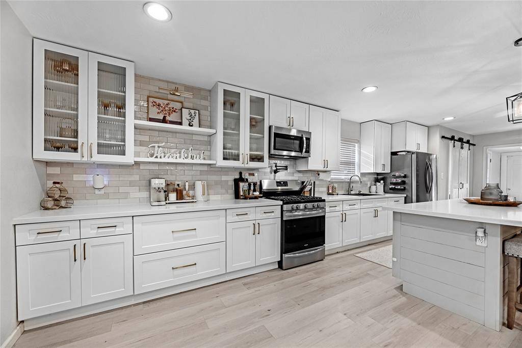 OPEN HOUSE APRIL 22 5-7PM BEAUTIFUL ELEGANT REMODELED KITCHEN. STAINLESS STELL GAS STOVE AND MICROWAVE INCLUDED.