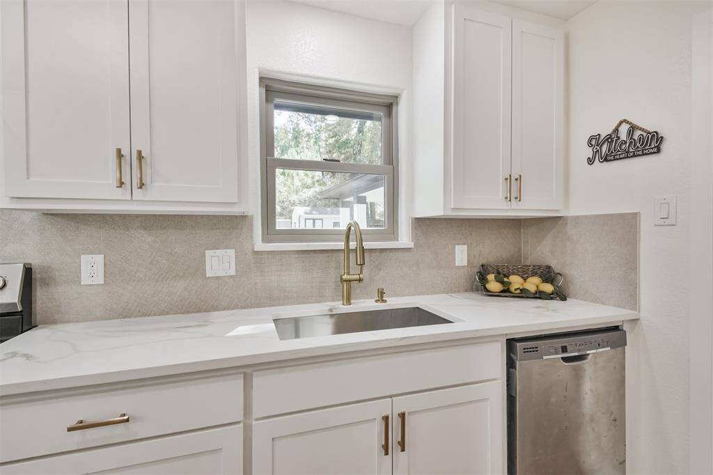 Soft close drawers and cabinets with brushed matte gold hardware and fixtures add a touch of modern to this kitchen.