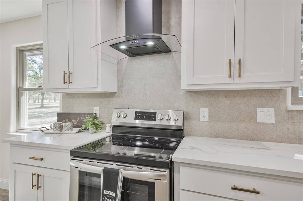 All new stainless appliances, vent hood and note the "linen look" backsplash--so beautiful you have to touch it to feel that it's tile.