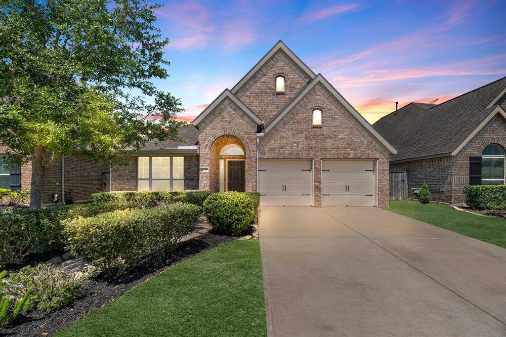 Welcome to 2727 Parker Oak Pass!