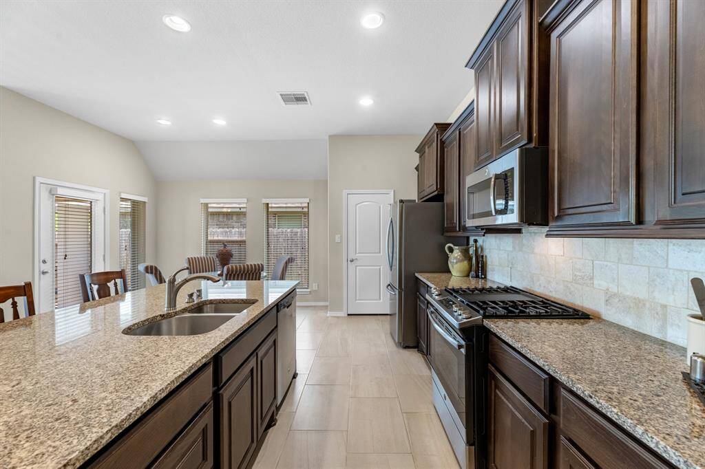 42' cabinets, island with undermounted sink, granite countertops.