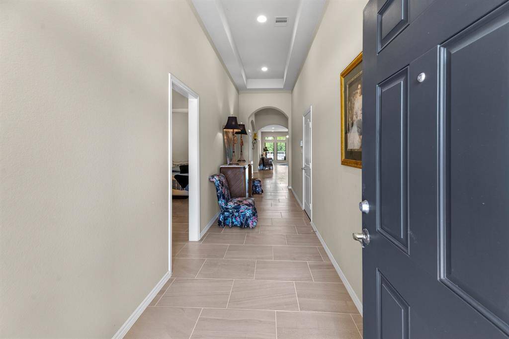 Front entry foyer with ceramic tile, 12' trey ceilings.