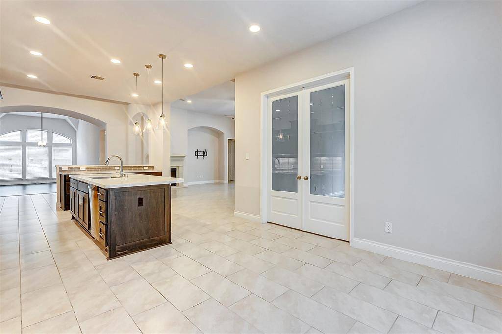 The seamless flow into the dining and living areas makes it ideal for hosting gatherings, allowing easy interaction with family and guests as you prepare meals.
