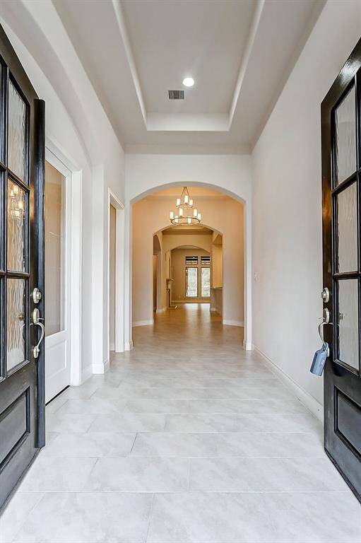 Step inside to experience a perfect fusion of luxury & comfort. The soaring 13-foot tray ceiling & the abundance of natural light make an unforgettable first impression.
