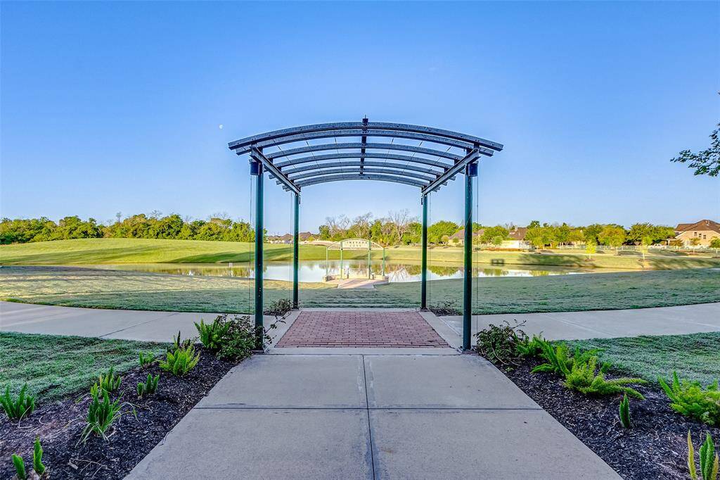 Residents at Fulbrook on Fulshear Creek can delight in the distinctive advantages offered by the grassy amphitheater situated next to Huggins Lake. This charming outdoor venue not only provides a scenic backdrop but also serves as a versatile space for a variety of community activities.