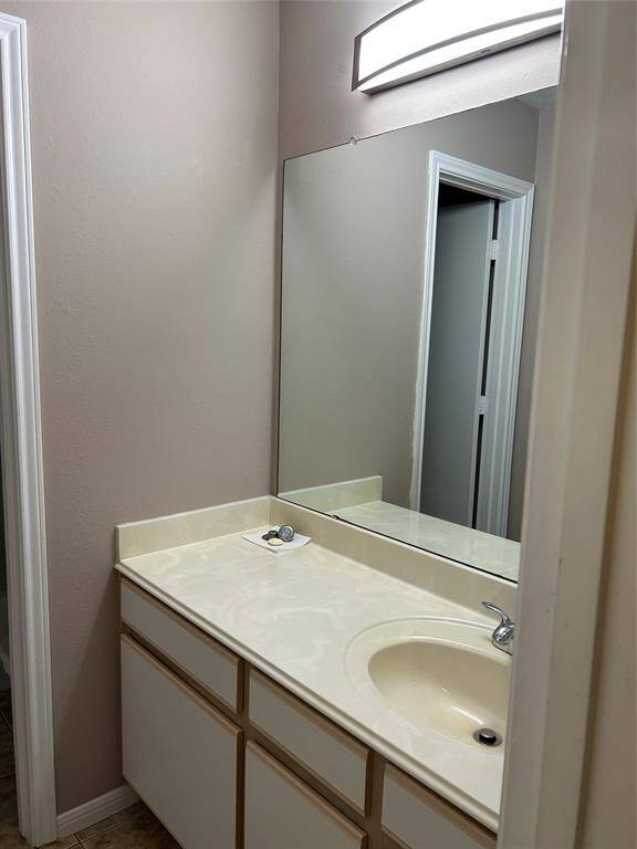 Full Hall Bath (has tub and commode)