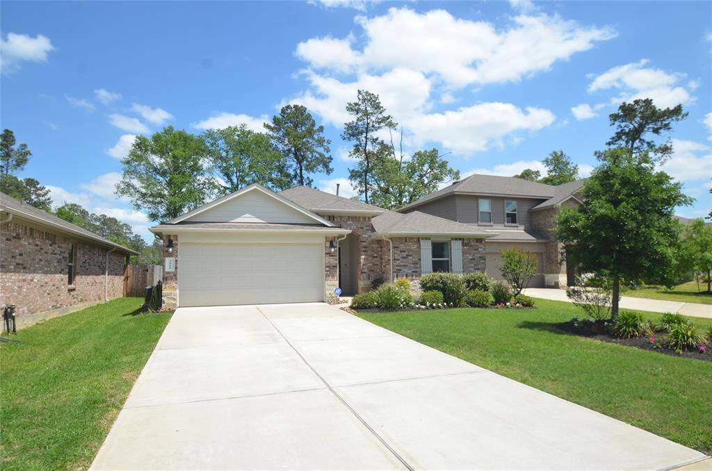 This long driveway gives your guest plenty of room to park!