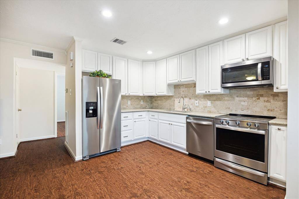 3922 W Alabama Unit 8, beautiful 1 bedroom condo, gated community, in great location walkable to all the popular venues!