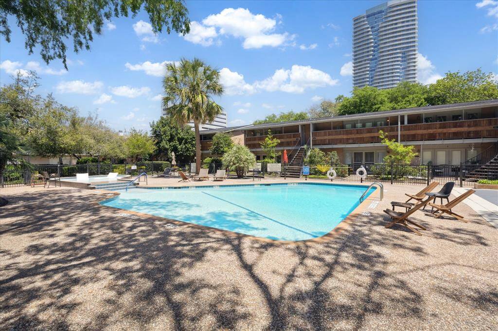 Beautiful well manicured courtyard. Assigned parking is right behind the building just a few steps away