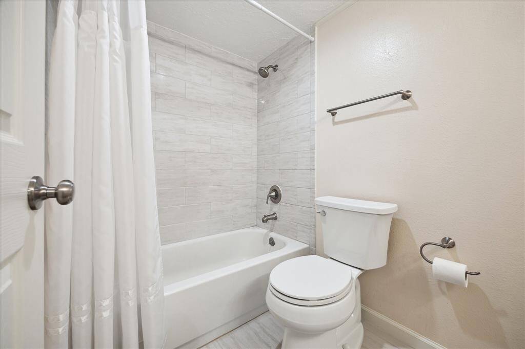 Nicely updated full bathroom!