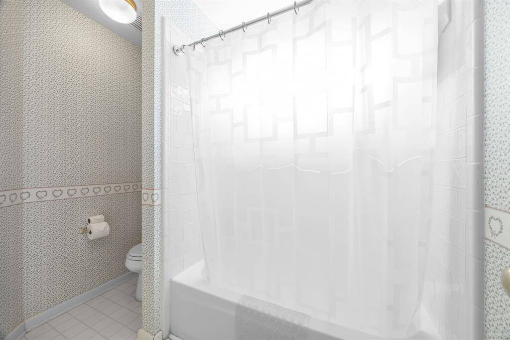 Modern Jack and Jill bathroom with a convenient tub/shower combo.