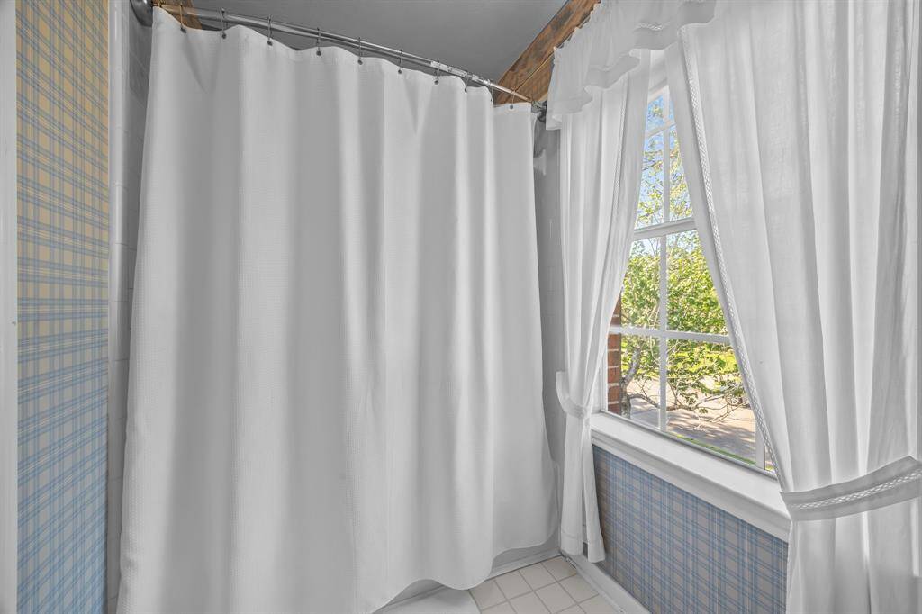 Spacious hall bathroom featuring a convenient tub/shower combo.