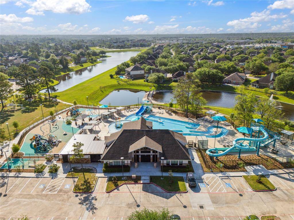 The community amenities are a family-friendly paradise, featuring a splash pad, water slide, resort-style pool, lazy river, and a fun-filled playground—something for everyone to enjoy!