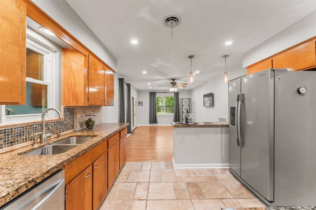 Stainless Steel Fridge & dishwasher; upgraded sink & faucet; Peninsula open to living area