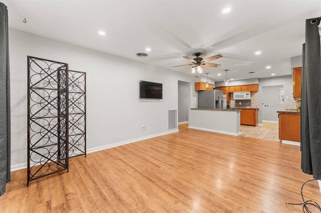 Open Floor concept with plenty of light
