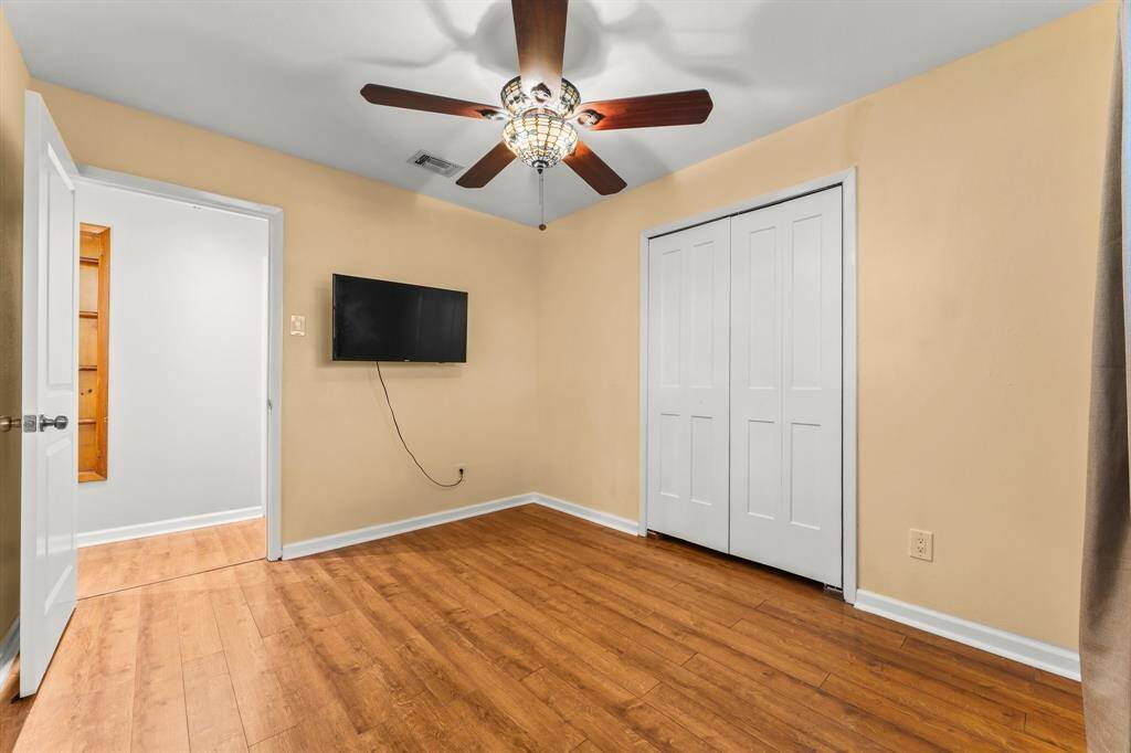 Closet with double doors in secondary bed
