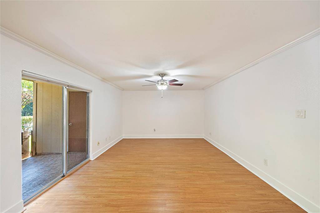 Another view on the living room.