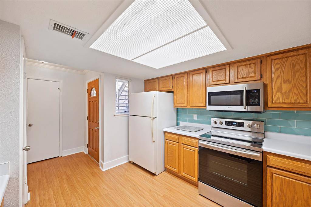 View of the kitchen and the entrance door.
