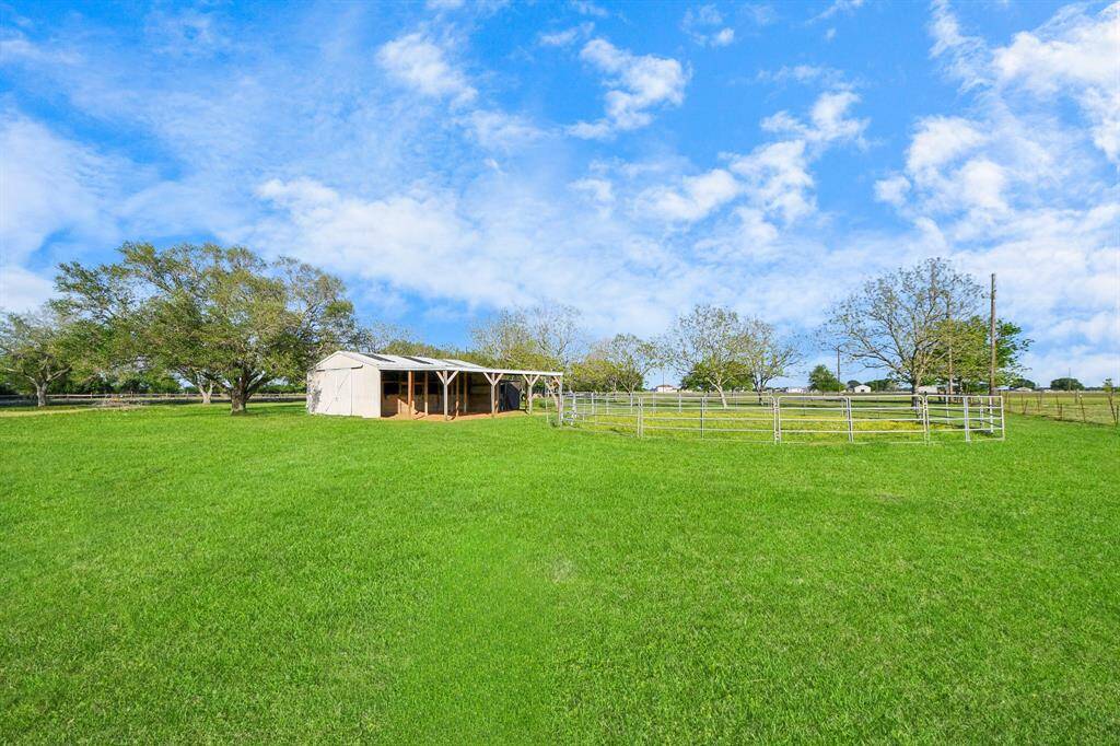 Barn exterior and round pen