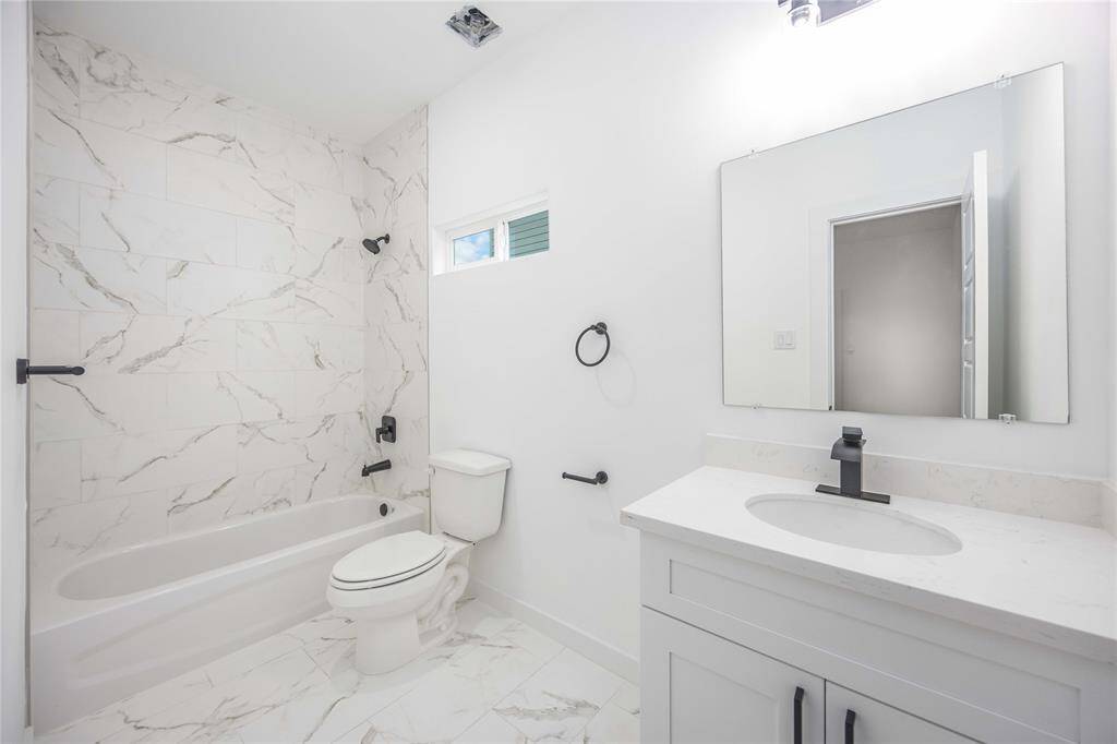 Nice ensuite primary bathroom