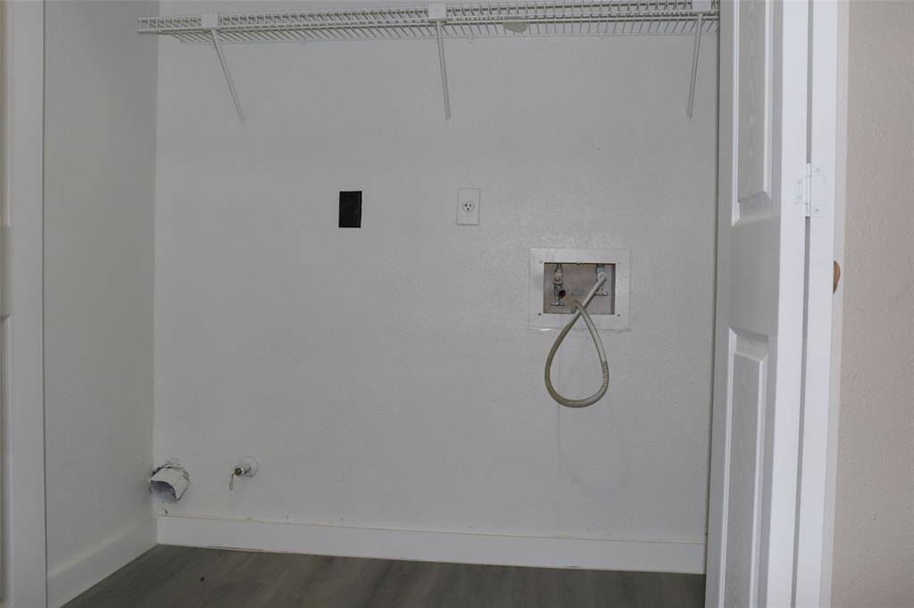 Launry Room with Gas Connections